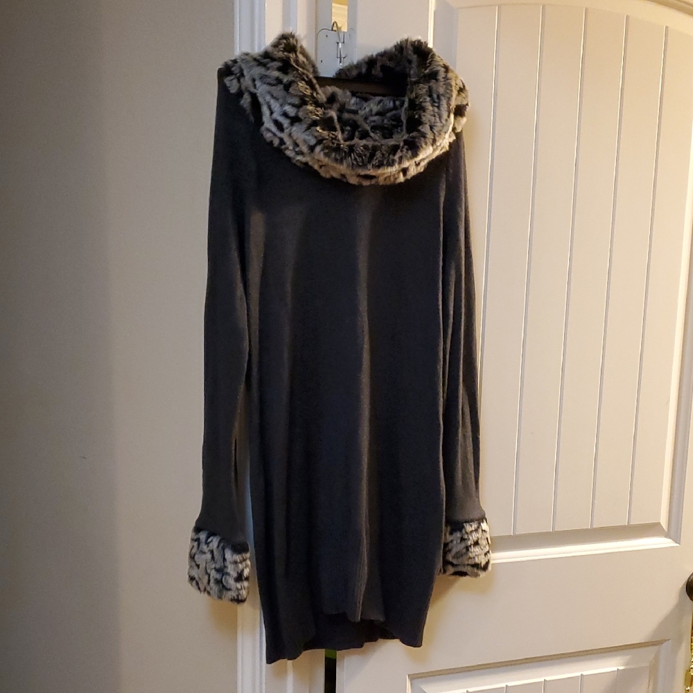 Chic Gray Sweater with Faux Fur Trim